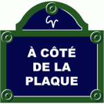 à coté de la plaque